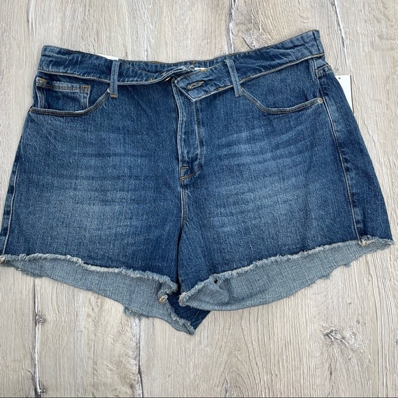 Good American The Cut Off Shorts - Picture 3 of 9